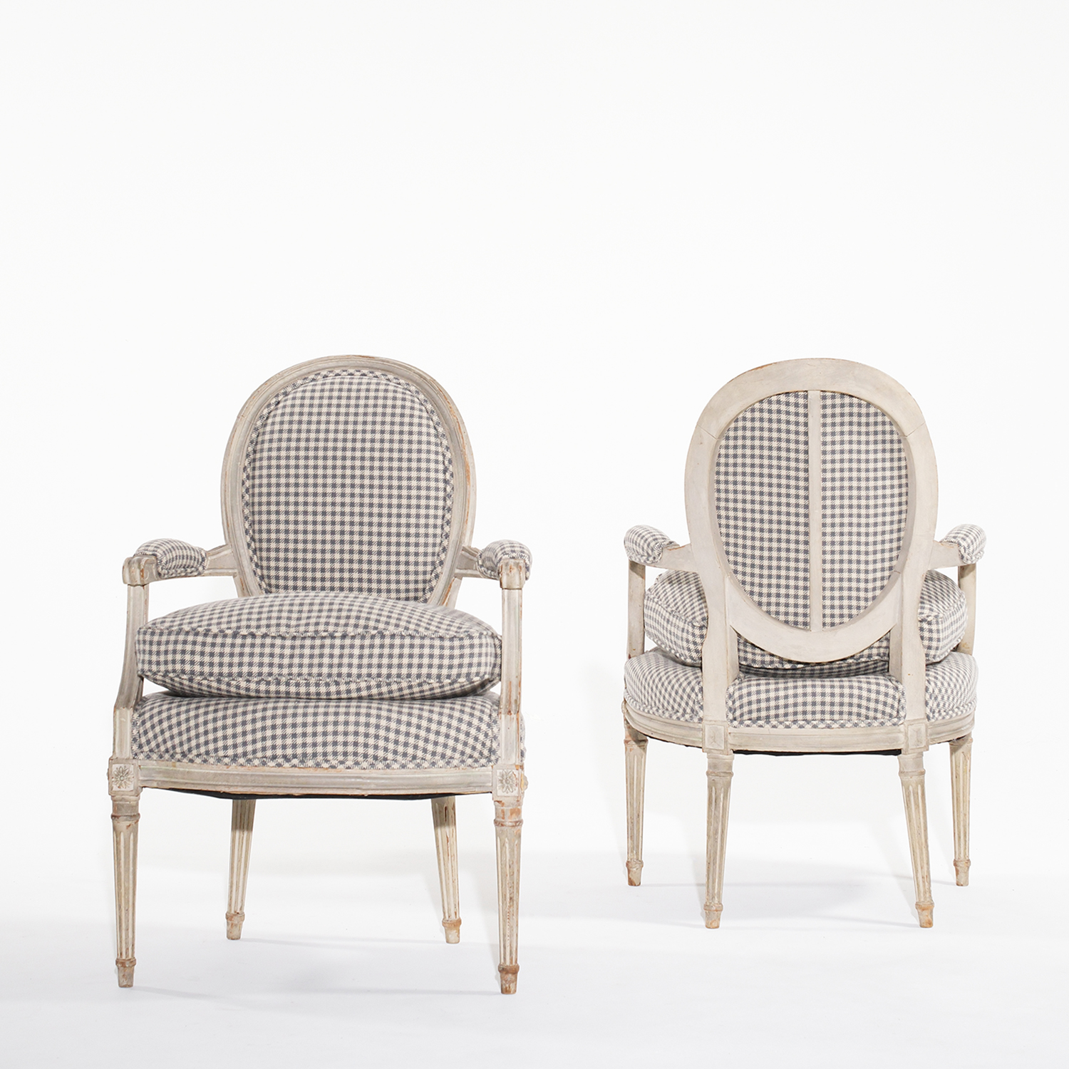 18th Century Light-Grey Swedish Gustavian Pair of Antique Pinewood Club Chairs