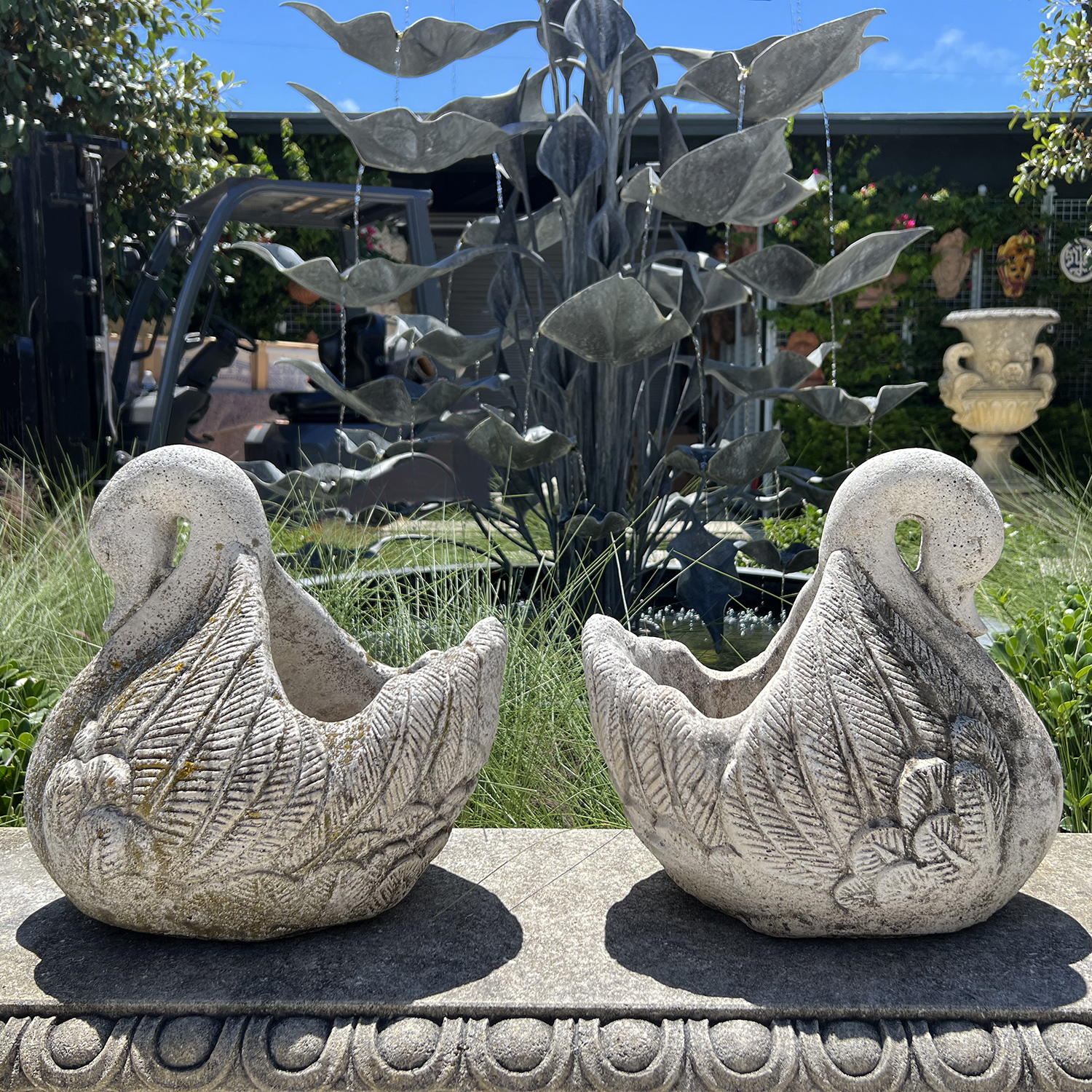 Pair of Swans Pierre Composée